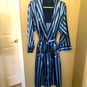 NOBLE MOUNT gorgeous satin striped robe. Unisex. Excellent condition L/XL